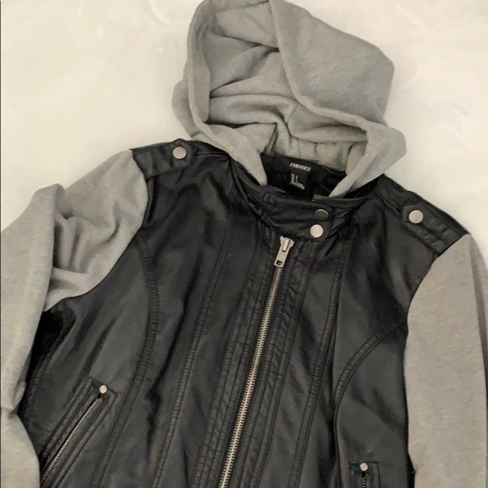 ⚫️✔️Forever 21- SIZE LARGE✔️⚫️